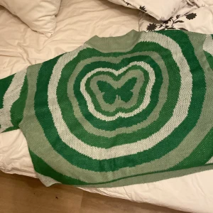 Fin cropped hjärt tröja ( cropped) - Den här tröjan är köpt i october 2021 . Har använt den relativt många gånger. 