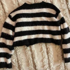 Snygg stickad tröja  - Säljer en jätte fin och skön stickar tröja! Den är kort i modellen med stora långa armar. 