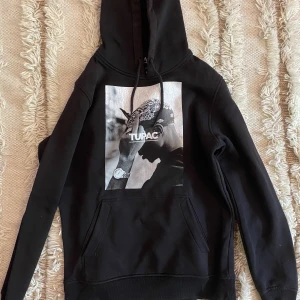 Tupac hoodie - Säljer en gammal favorit!! Jätte fin hoodie med jätte bra kvalite! 