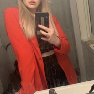 BLAZER FRÅN NAKD -  röd blazer från NAKD som är SÅ fin!!!  Storlek 36 men skulle säga att den mer är som en 38/ motsvarande M