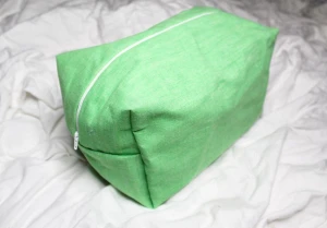 Grön Necessär💚 - Stor Grön Necessär💚 1 med blommig insida & 1 med insida av grön satin🍀