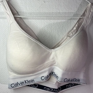 calvin klein sport-bh  - Lite använd bh från calvin klein. Fin i färgen och bara lite lite noppig. 