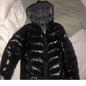 Colmar jacka - Säljer nu min colmar jacka då den inte kommer till användning. Den är i italiensk storlek 40 som motsvarar 34 och sitter bra på mig som vanligtvis har Xs/ S. 