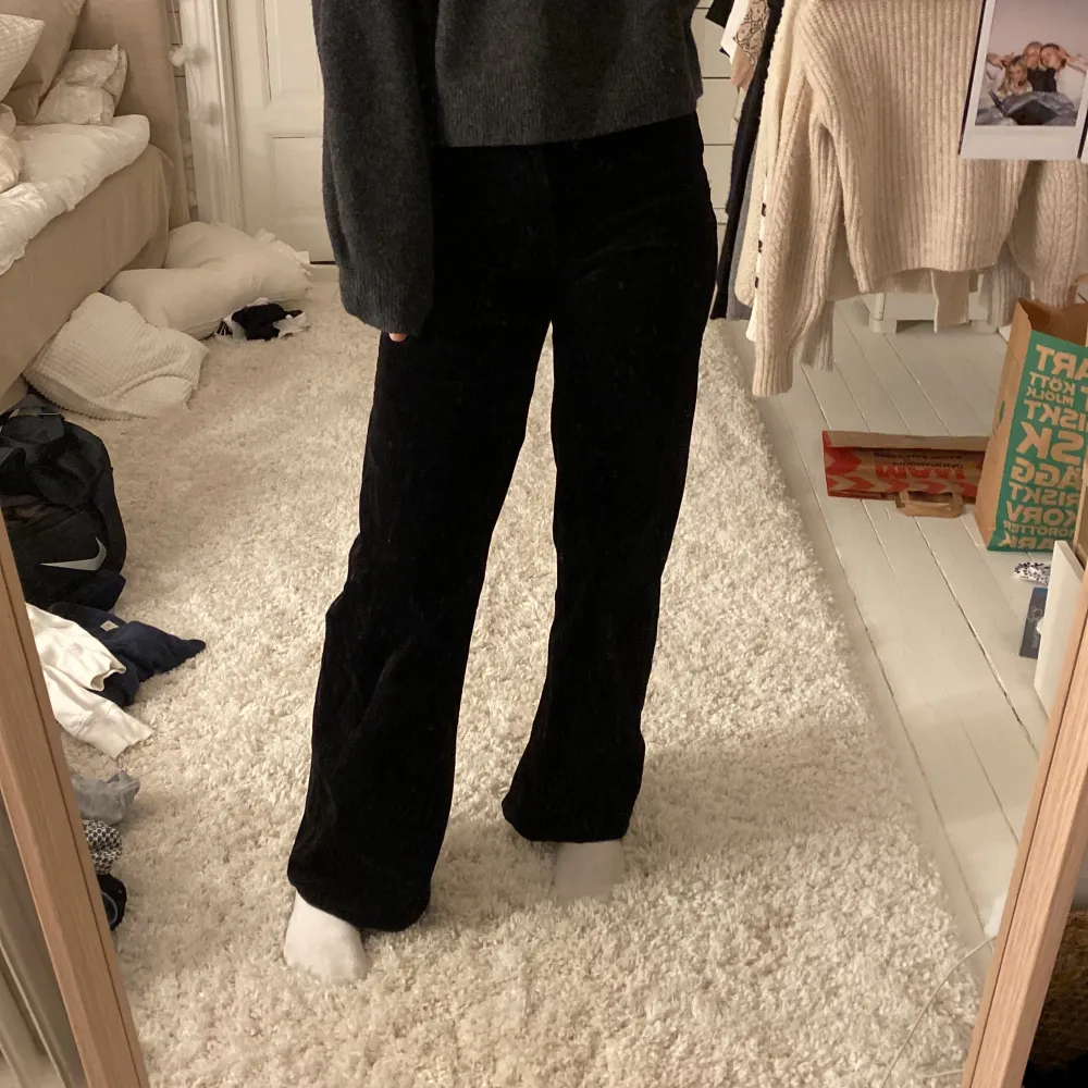 Jätte fina svarta byxor som är ganska långa i längden så passar även lite längre och är i bra väldigt skick. Dom är i storlek 34 men passar mig som är runt 36 . Jeans & Byxor.