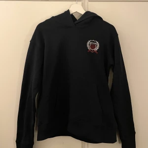 Gant tröja - En jättefin gant tröja i jättebra skick! Nästan helt oanvänd men har använt max 2 gånger. 💘