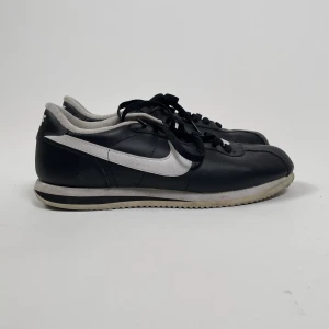 Nike sneakers - Nike sneakers i svart & vitt! 