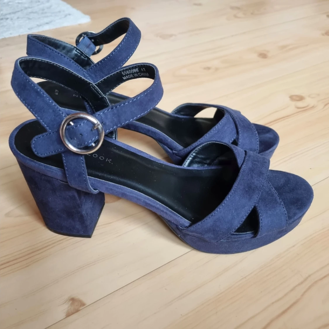 Mörkblå / navy , klackskor / sandaletter , storlek 39