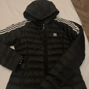 Adidas jacka - Adidas jacka i storlek 38 säljs, funkar även som en 36, beroende på hur man vill att den skall sitta. 