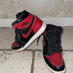 Jordan 1 retro High 1600 kr - Storlek:43 Skick: Väldigt bra, använt fåtal gånger med stor omsorg.  Nypris: 3500 kr  Säljer för 1600 kr Varför? Passar inte min klädstil längre 