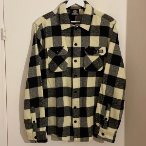 Dickies Sacramento skjorta - Dickies skjorta, Sacramento. Avslappnad passform, 100%bomull, storlek m. Mycket gott skick!