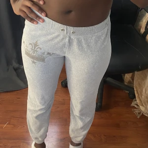 Lågmidjade ”Queen” mjukisbyxor - Har ingen användning av dessa byxor längre eftersom de har blivit för små. Lågmidjade och ger dig en fin form. Tyvärr har snören gått ut men det går lätt att fixa själv💕