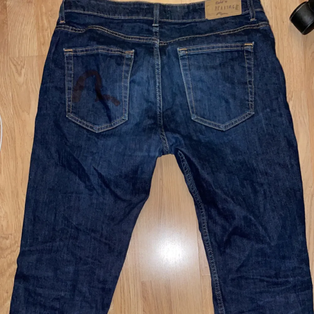 Dressman jeans med evisu loggan ritad på.  Byxorna är straight fit men lite mer åt slim hållet. Storlek w36 L32. Jeans & Byxor.