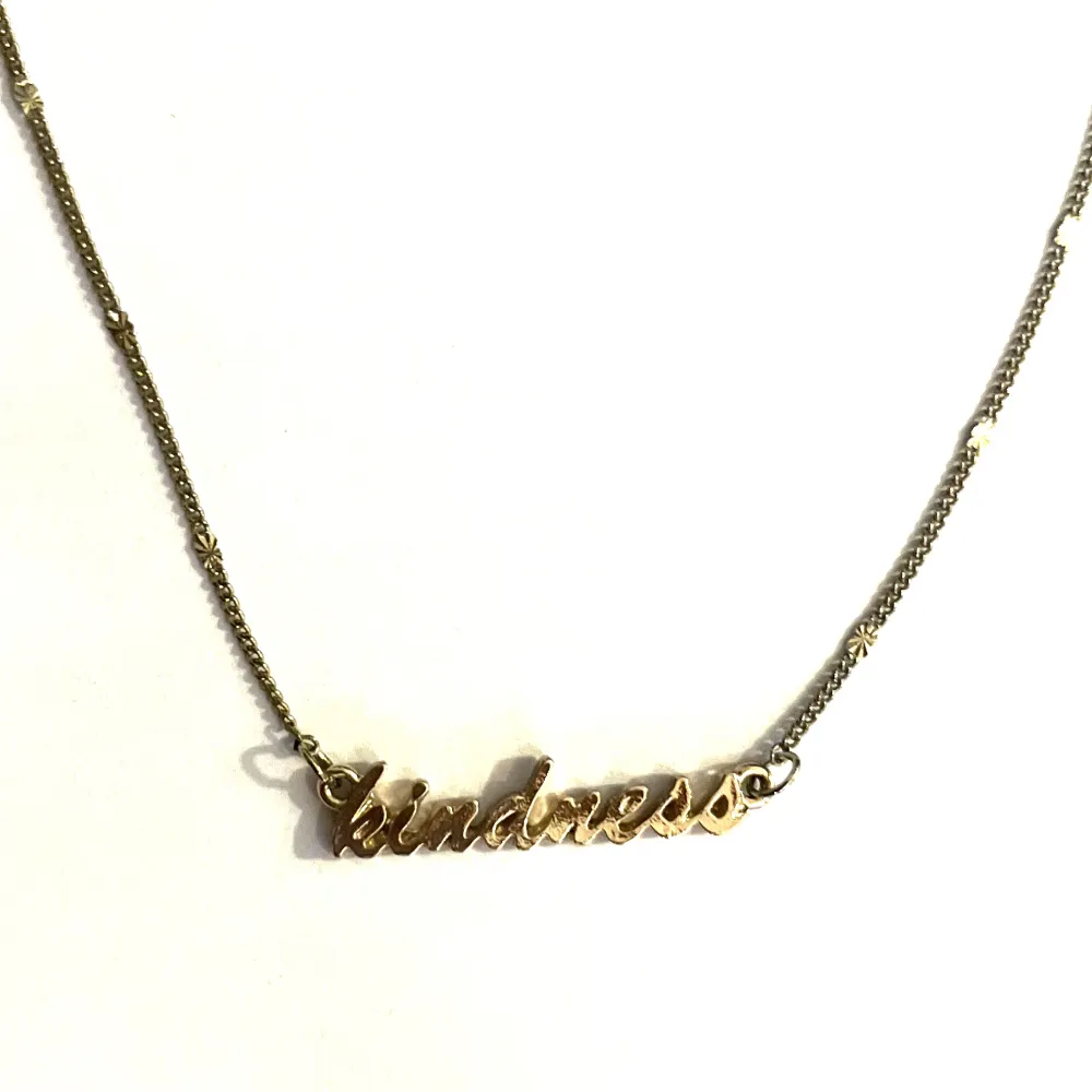 Ett jätte fint guldfärgat halsband med texten ”kindness”  Nyskick o aldrig använd. Fin mening då vi aldrig kan få för mycket utav vänlighet i våra liv 😊. Accessoarer.