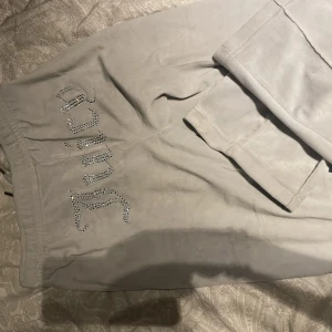Juicy byxor - Ljus gråa juicy couture byxor med text där bak i storlek xs,andvänd ett fåtal gånger.