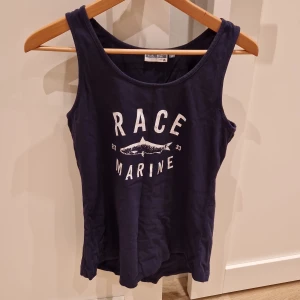 Blått linne - Race Marine blått linne med tryck