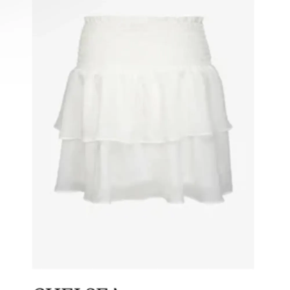 Säljer denna fina chelsea kjol då den inte kommit till användning. Köpt för 399kr, aldrig använd!   Säljer den för 200kr + frakt!  Skriv om ni har några frågor eller vill ha mer bilder. . Kjolar.