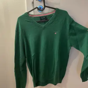 grön stickad tröja från Gant, knappt använd. det finns en jätte liten fläck men det syns knappt. använd gärna köp nu eller skriv :)