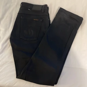 nudie jeans - svarta nudie jeans i modellen grim tim. använt skick, knapp gylf. dom var vanligt L34 men avklippta i butiken till L32. skriv gärna eller köp nu :)