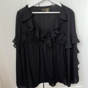 Ester Eleonora blus  - Säljer en fin Ester Eleonora blus med vackra detaljer. One size.