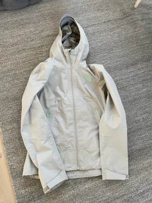 North face regnjacka  - Snygg unik färg i size dam S! Inget slut förutom grejen på dragkedjan lossnat se andra bilden! 