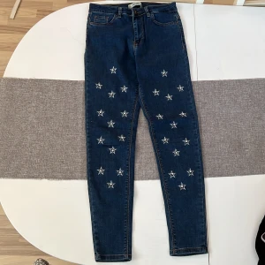 Skinny jeans med detaljer  - Skinny jeans med fina detaljer i stårlek 29. De är bekväma och ganska strechy.