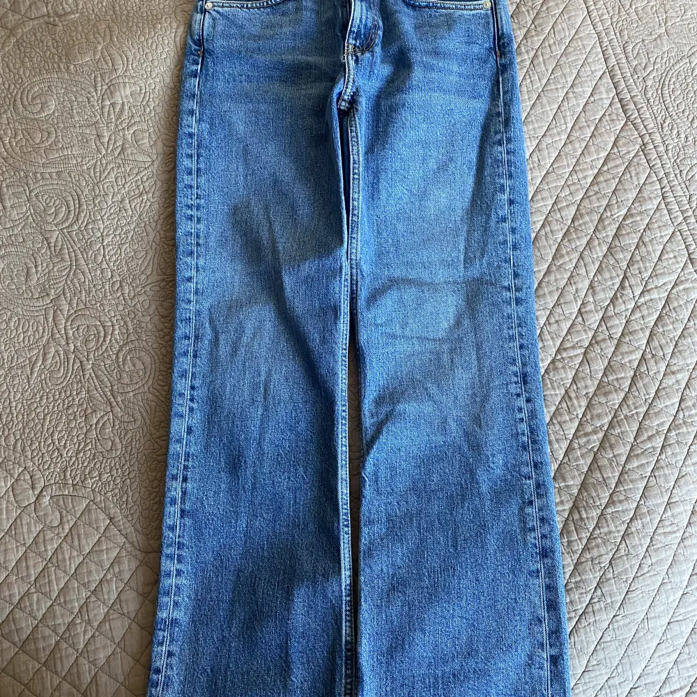 Säljer nu mina ARKET jeans, modell ”flared cropped” i storlek 27 (sitter som XS/S). Superfina men använder inte.. Jeans & Byxor.