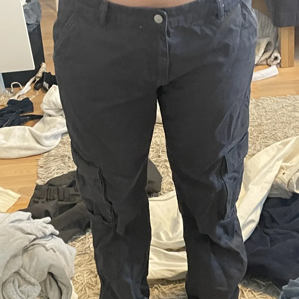 Sjukt coola/snygga byxor, säljer för att dem var för stora när jag fick hem dem men försökte göra dem mindre genom ett lifehack därför är det 4 hål som ni ser på bild 3 . Jeans & Byxor.
