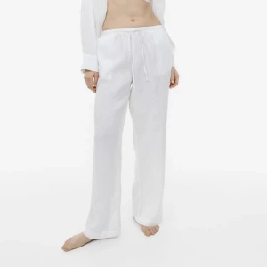 Linnebyxor - •krispvita linnebyxor från hm •helt oanvända, säljer pga för stora •slut på hemsidan och i butik •köpt för ca 1 vecka sedan nu 🤍🤍  