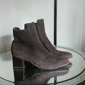 witchy ankelboots - Stövletter/ankelboots i mocka, grå/svart. Oanvända men lite slitna av tid.