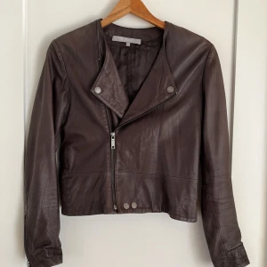 Kavaj och kjol i brunt skinn - Mycket fint set i lammskinn, en ägare. 