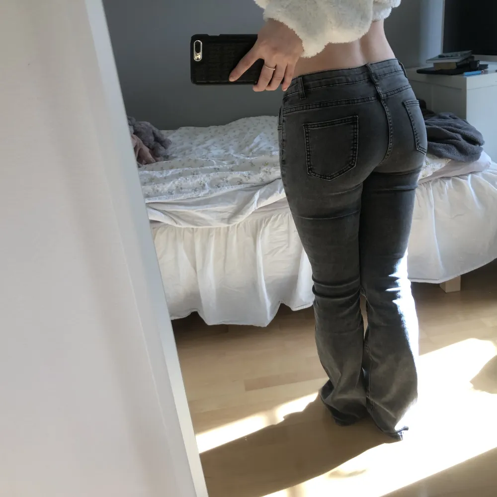 Jättefina jeans, helt nya, jättesköna och stretchiga så de sitter som en smäck! Säljer då de är lite för långa på mig som är 163cm. Jeans & Byxor.