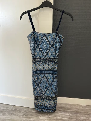Festklänning - Festklänning från Glamorous i fin mönster. Aldrig använd. I blå och mörkblå färg. Normal i storlek. 