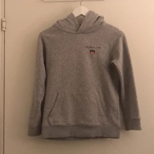 Grå gant hoodie - Säljer denna hoodien i bra skick.