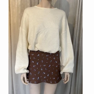 Oversized stickad tröja från Lindex  - Supermjuk stickad tröja från Lindex. Tröjan är i väldigt fint skick! Storlek S men är oversized, tröjan har även dragsko😊