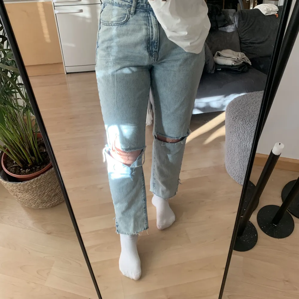 Blå jeans från Gina i storlek 40, har klippt hålen själv💞. Jeans & Byxor.