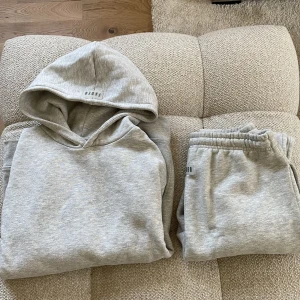 FADED mjukisset  - Fräsch mjukisset som använts en del. Passar dig mellan 175-190cm Nypris 1599kr