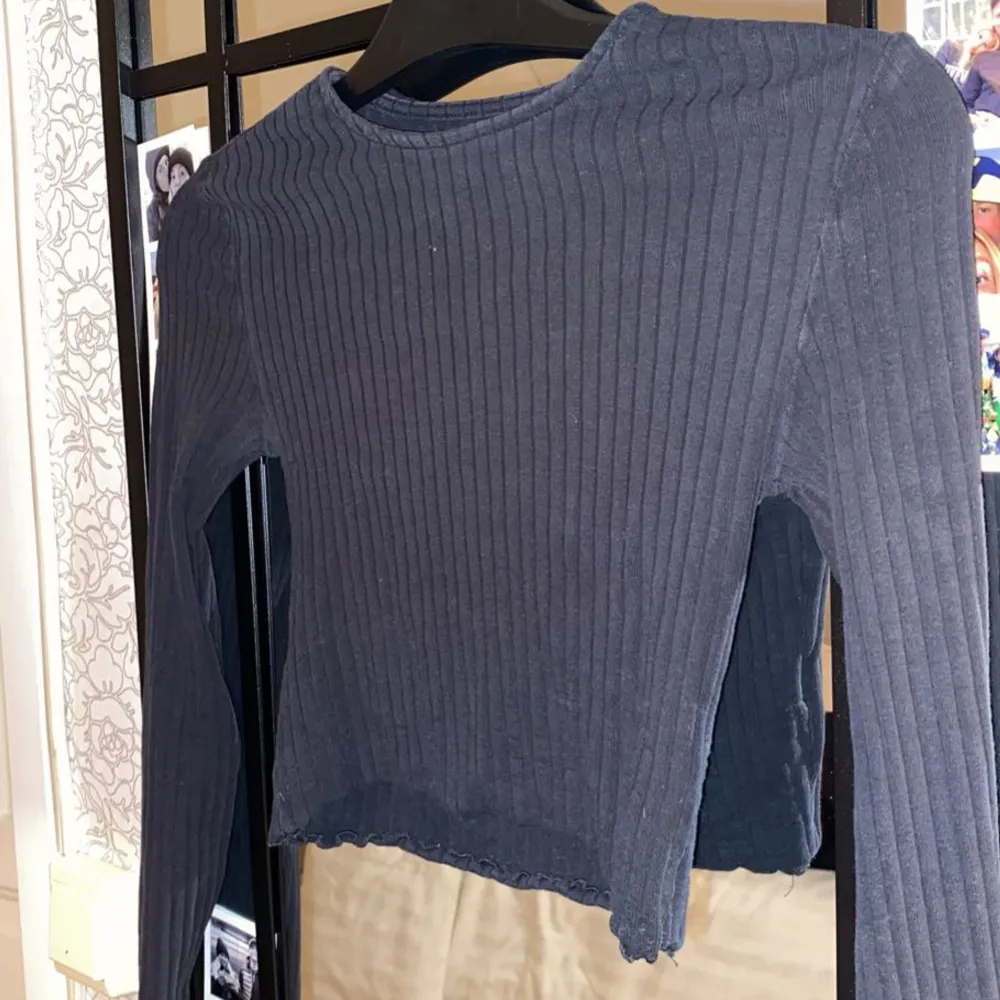 Svart långärmad tröja som är lite croppad. Använd fåtal gånger så är i bra skick!💗. Tröjor & Koftor.