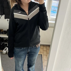 nike tröja  - Super fin Nike tröja, köpt second hand. Väldigt bra skick, och super fin till våren/sommaren. 