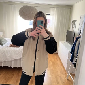 Svart, brun collage jacka - Säljer denna jacka från Ginatrickot i storlek S! Jackan är i nyskick då den endast används enstaka gång. Säljs för 200 (köpt för 600kr). Köpare står för frakt och betalning sker via Swish! Kontakta mig för fler bilder! (De sista två bilderna är lånade) 