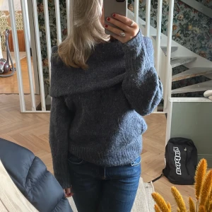 Stickad Tröja - säljer denna skitfina tröjan från h&m då jag inte får någon användning av den, jag har bara använt den någon enstaka gång så den är som ny💞 info om frakt finns privat!