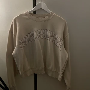 Sweatshirt från H&M strl S  - Jätte jätte fin beige sweatshirt från H&M strl S. För bild på skriv privat☺️