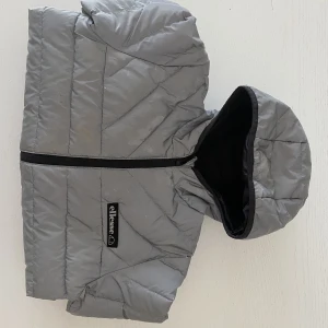 Jacka - Jacka stl 8-9år