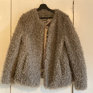 Teddy jacka  - Grå luddig/Teddy jacka från Livelo, storlek 38, använd 1 gång, lite liten i storlek närmre strl 36