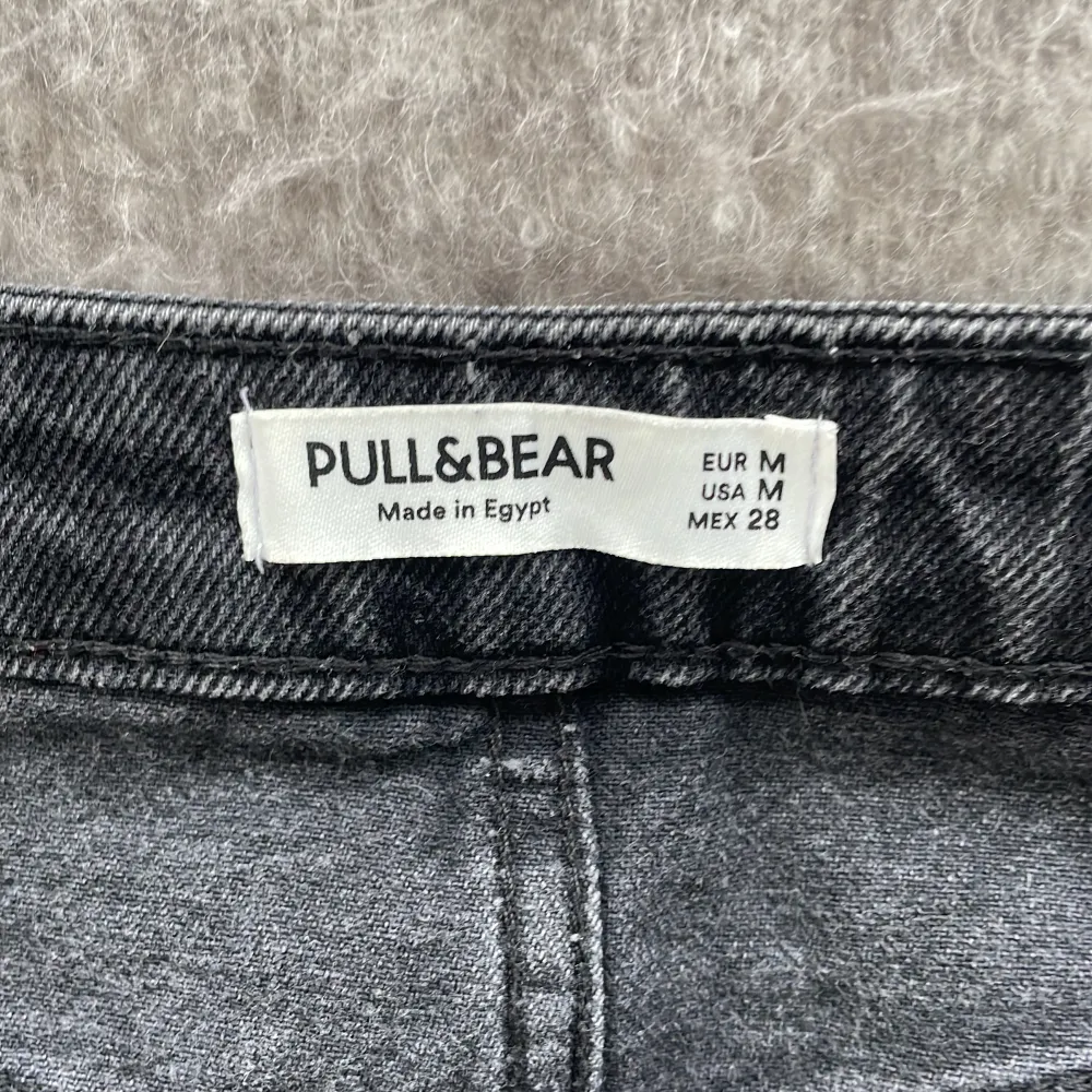 Så söt omlott kjol ifrån Pull&Bear!! I jättebra skick 😍😍Storlek M men passar S också, så fin till sommaren!!. Kjolar.