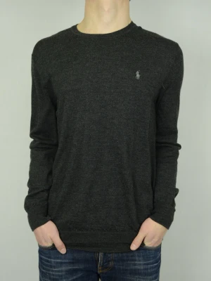 Ralph Lauren merinoull tröja  - RALPH LAUREN MERINOULL STICKAD TRÖJA Storlek : XL Passform : Normal Användning : Tröjan är i ett väldigt fint skick utan defekter Nypris : Cirka 2200SEK Modellen på bilden : 182CM och väger 77KG