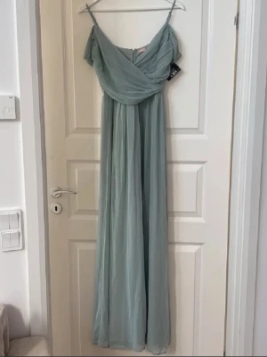 Balklänning - Jättefin och elegant blå/grön balklänning eller allmänt finare klänning!! Bara använd en gång som brudtärneklänning, därmed nästan nyskick! Perfekt till bal, som gäst på bröllop eller annan tillställning 💕 skriv om fler bilder önskas 