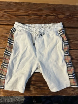 Burberry shorts  - Säljer dessa vita feta burberry shorts för de inte kommer till användning. Pris kan diskuteras