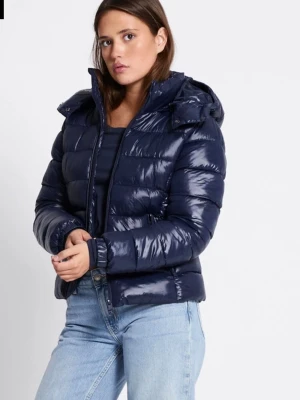 Mörkblå pufferjacka från 157 - Snygg mörkblå pufferjacka från 157 med glansig finish och huva. Jackan har quiltad design, dragkedja framtill och elastiska muddar vid ärmsluten. Perfekt för kalla vinterdagar och ger en trendig look till din outfit.