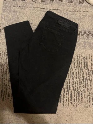 Svarta skinny jeans jacob choen  - Säljer ett par svarta skinny jeans med klassisk femficksdesign. Jeansen har en enkel look utan slitningar och är perfekta för dig som gillar en clean och stilren stil. Passar till det mesta och är ett måste i garderoben.
