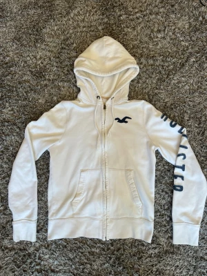 Hollister hoodie - Schysst hoodie från Hollister! | Skick: 8/10 | Storlek M | Hör gärna av dig vid frågor!